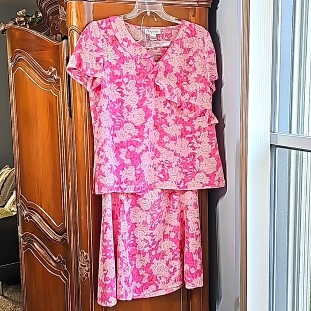 DIANE VON FURSTENBERG, 💯 % silk 2 pcs outfit. Skirt 1X, top large. Pink. lovely